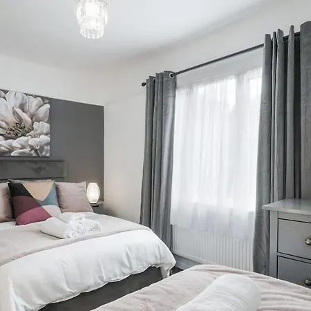 4 Bed Flat Sleeps Up To 9 Close To Brixton